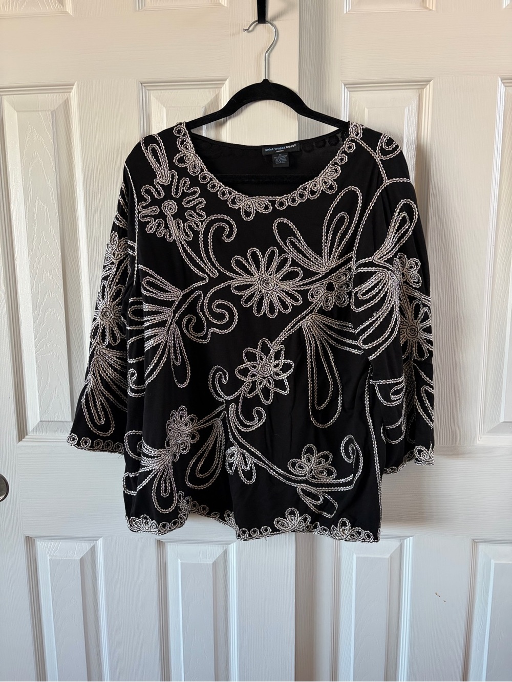 Saint Tropez West Woman Black Top With White & Silver Ribbon Floral Swirls 1X